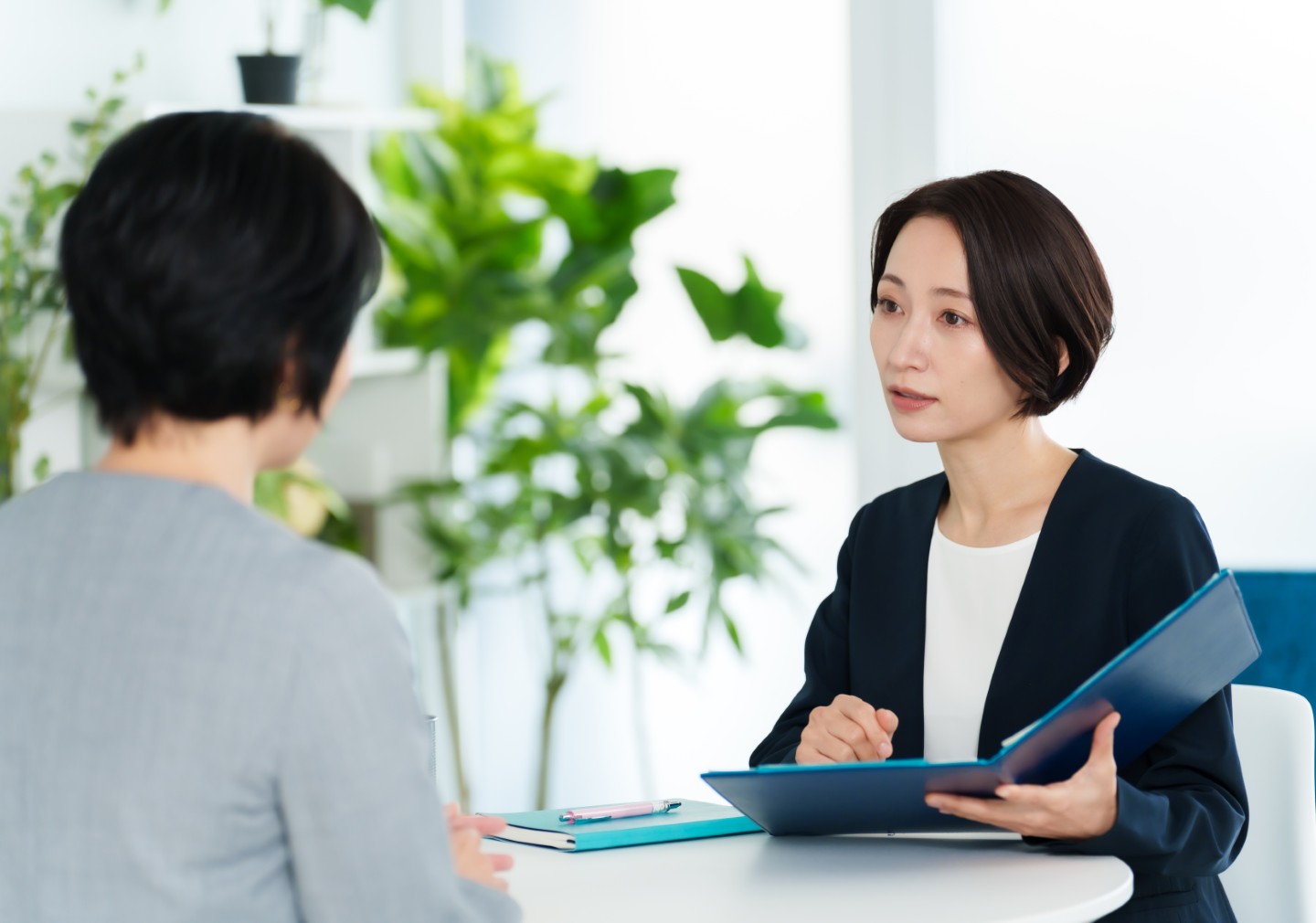 保険の相談をしているイメージ