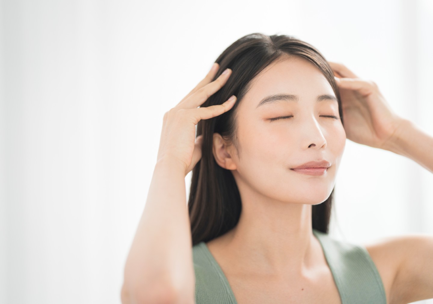 頭皮マッサージをする女性