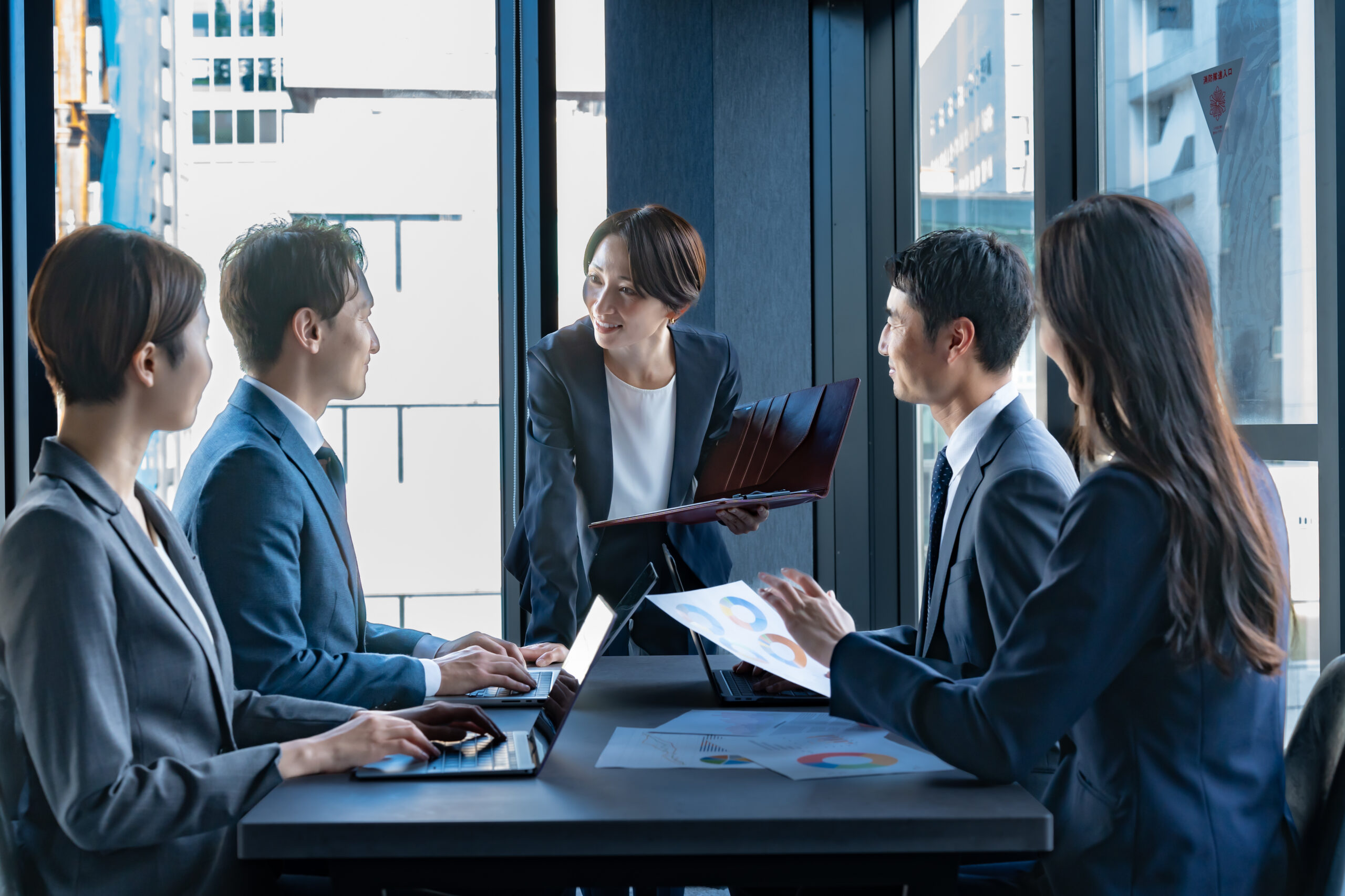 01_幅広い業界・企業が、経営人材として注目する「コンサルタント」とは